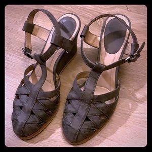Beautiful Frye Gray Leather Sandals size 10